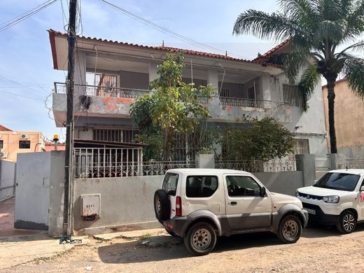 فيلا شبه مستقلة ﻓﻲ Luanda, Luanda Province