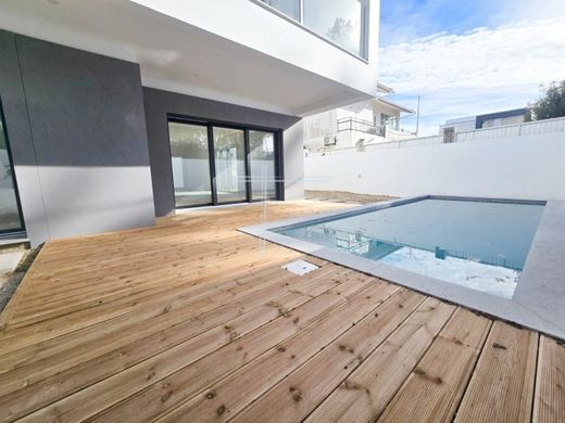 Detached House in Aroeira, Almada