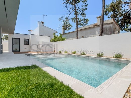 Luxury home in Aroeira, Almada