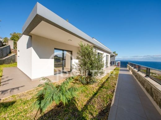 Dom jednorodzinny w Santa Cruz, Madeira