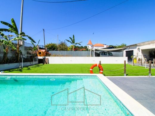 Detached House in Aroeira, Almada