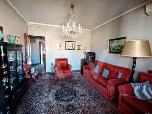 Apartment / Etagenwohnung in Campolide, Lisbon