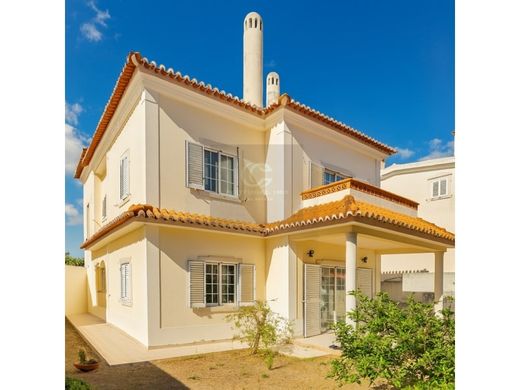 Dom jednorodzinny w Charneca de Caparica, Almada