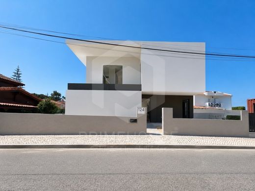Detached House in Aroeira, Almada