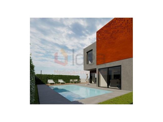 Detached House in Aroeira, Almada