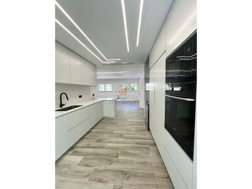 Apartment / Etagenwohnung in Loures, Lissabon