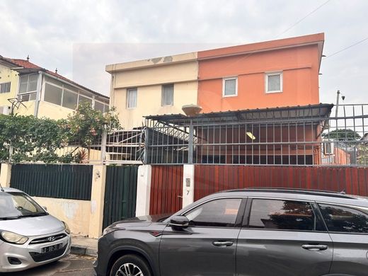 فيلا شبه مستقلة ﻓﻲ Luanda, Luanda Province