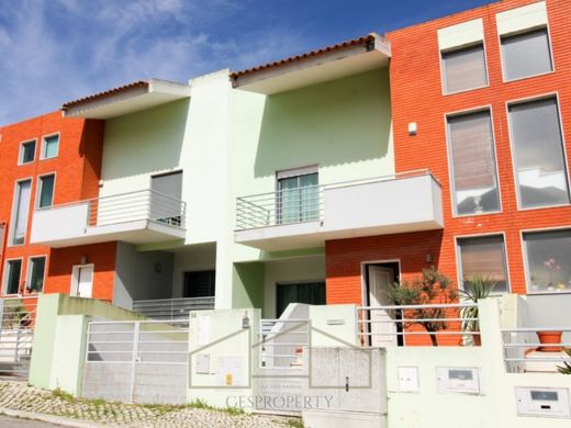 Chalet Pareado en Charneca de Caparica, Almada