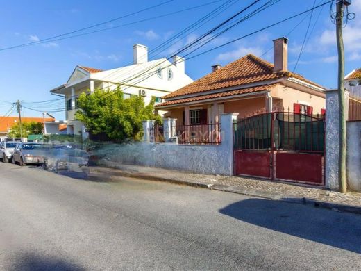 Luxury home in Charneca de Caparica, Almada