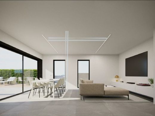 Detached House in Aroeira, Almada