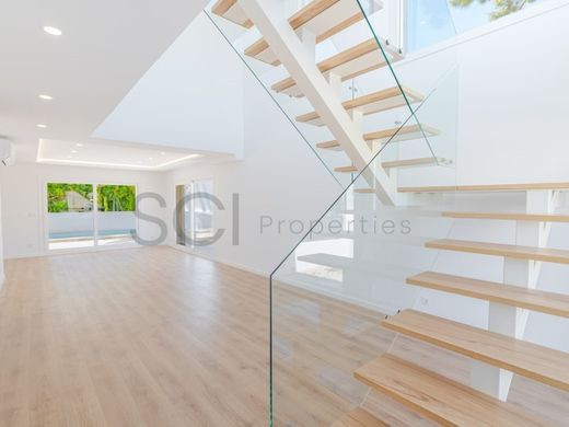Luxury home in Aroeira, Almada