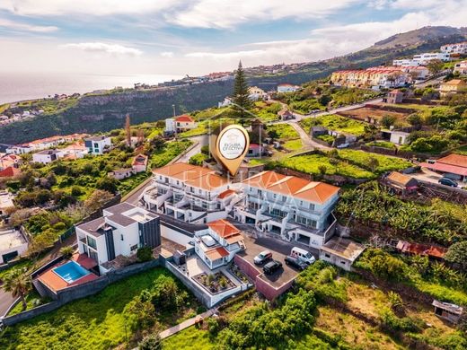 Mehrfamilienhaus in Santa Cruz, Madeira