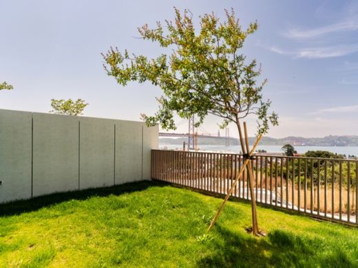 Mehrfamilienhaus in Alcântara, Almada