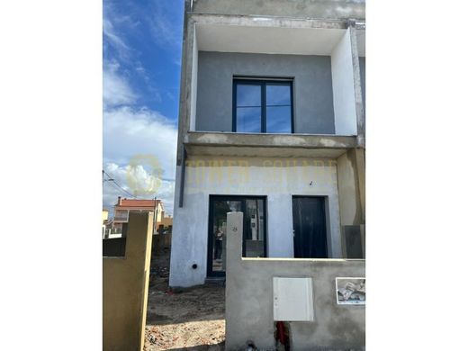 Twee-onder-een-kapwoning in Seixal, Distrito de Setúbal