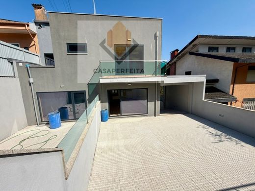 Mehrfamilienhaus in Vila Nova de Gaia, Distrito do Porto