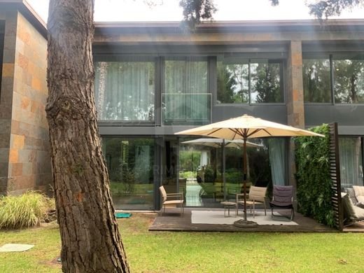 Lüks ev Tróia, Grândola