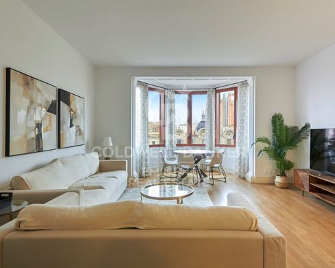 Apartment / Etagenwohnung in Barcelona, Provinz Barcelona