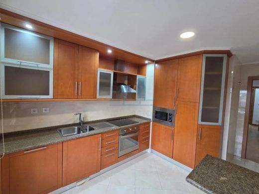 Apartment / Etagenwohnung in Odivelas, Lissabon