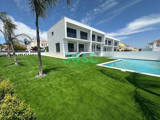 Willa wielorodzinna w Charneca de Caparica, Almada