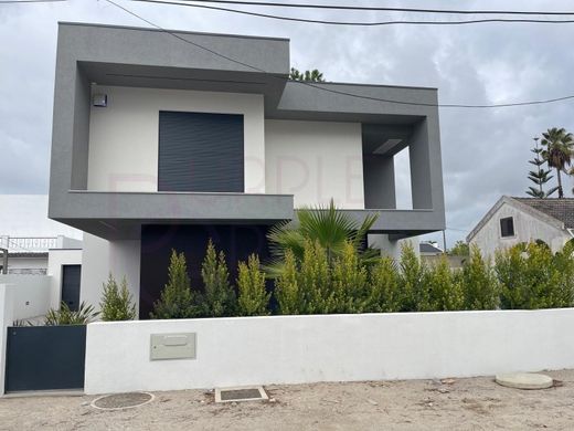 Casa Independente - Aroeira, Almada