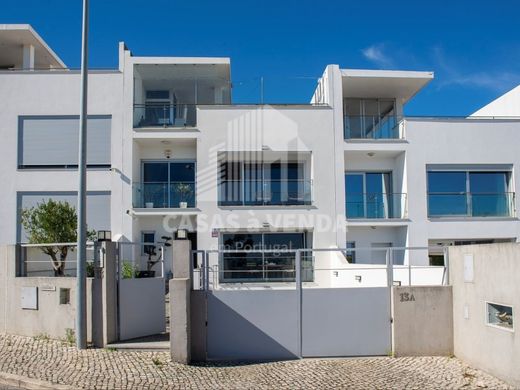 Villa Plurifamiliare a Oeiras, Lisbona