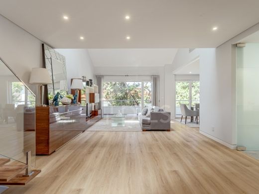 Apartment / Etagenwohnung in Cascais, Lissabon