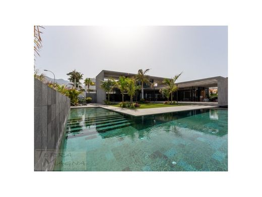 Villa in Adeje, Province of Santa Cruz de Tenerife