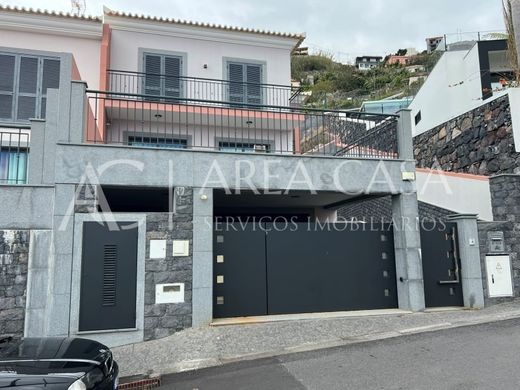 Semidetached House in Câmara de Lobos, Madeira