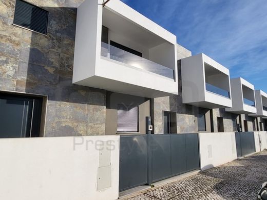Casa Geminada - Entroncamento, Santarém