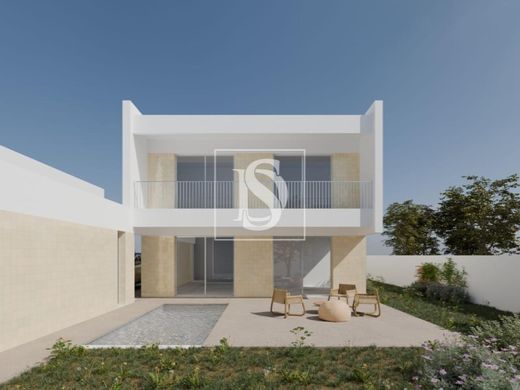 Detached House in Charneca de Caparica, Almada