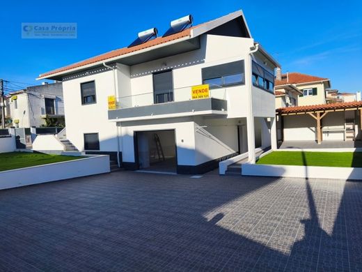 Mehrfamilienhaus in Oeiras, Lissabon