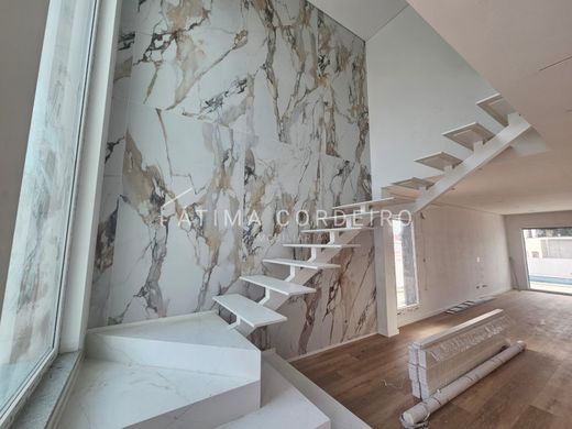 Dom jednorodzinny w Charneca de Caparica, Almada