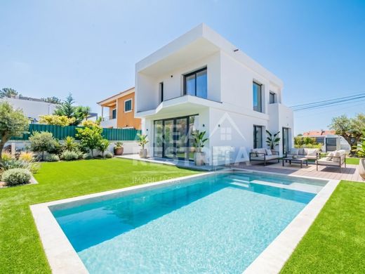 Luxury home in Charneca de Caparica, Almada