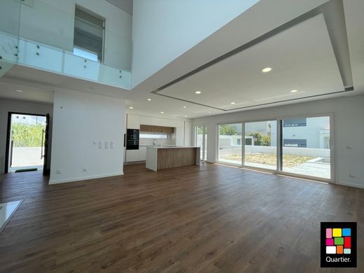 Luxury home in Charneca de Caparica, Almada