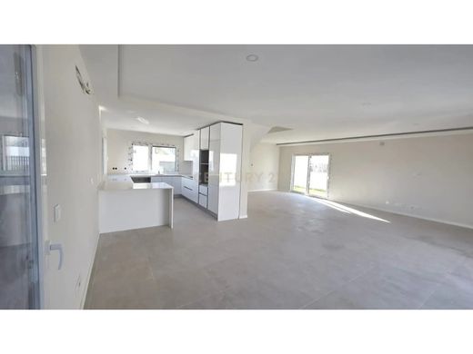 Luxury home in Charneca de Caparica, Almada