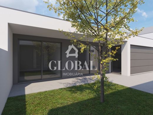 Villa multifamiliale à Santa Maria da Feira, Distrito de Aveiro