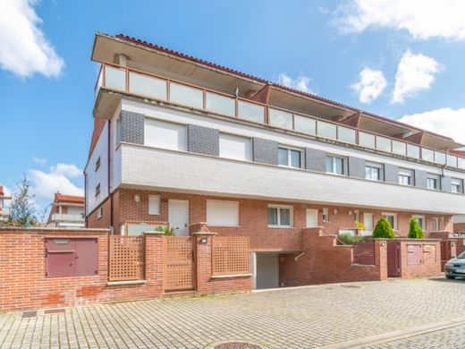 Semidetached House in Mutilva Baja, Province of Navarre