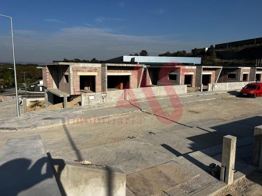 Twee-onder-een-kapwoning in Lousada, Distrito do Porto