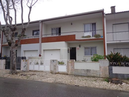 Villa Plurifamiliare a Sintra, Lisbona