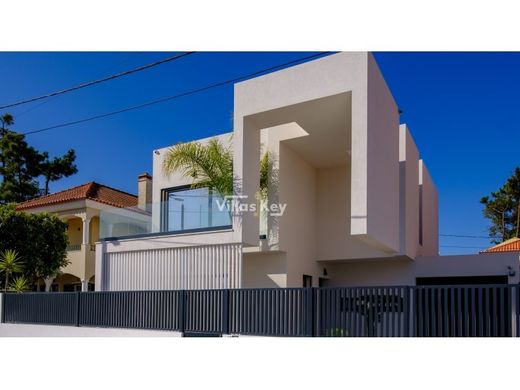 Dom jednorodzinny w Aroeira, Almada