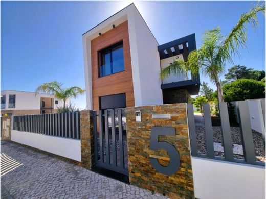 Dom jednorodzinny w Charneca de Caparica, Almada