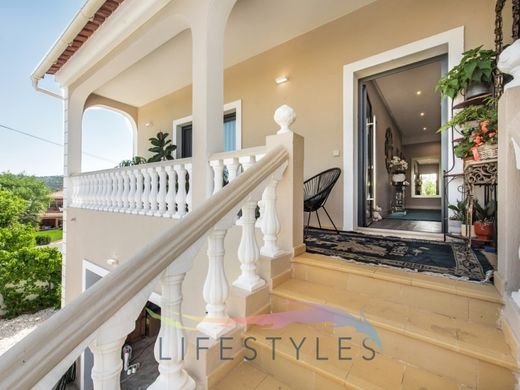 ﻓﻴﻼ ﻓﻲ لولي, Loulé