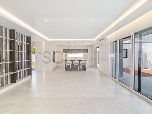 Luxury home in Aroeira, Almada