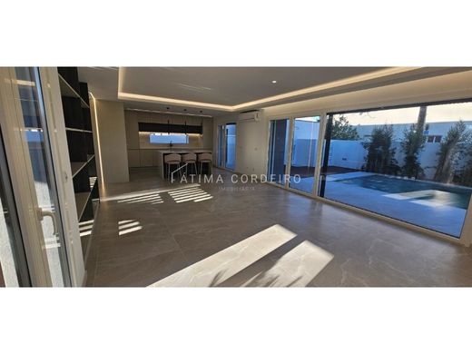 Dom jednorodzinny w Charneca de Caparica, Almada