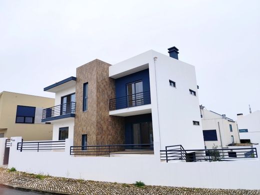 Detached House in Almada, Distrito de Setúbal