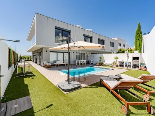 Twee-onder-een-kapwoning in Loures, Distrito de Lisboa