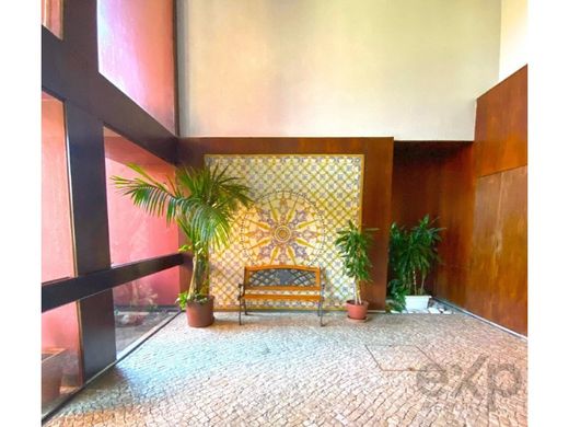 Apartment / Etagenwohnung in Almada, Distrito de Setúbal