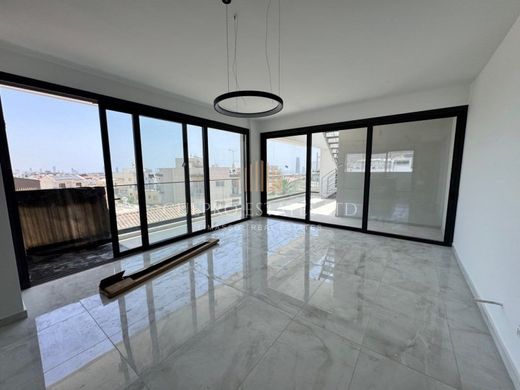 Penthouse for rent in Mésa Geitoniá