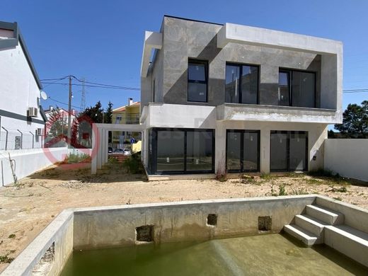 Terrain à Charneca de Caparica, Almada