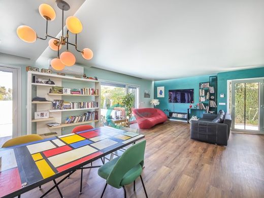 Dom jednorodzinny w Aroeira, Almada